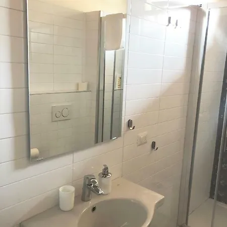 Vivi Cernobbio, La Sua Arte, La Sua Magia Apartment